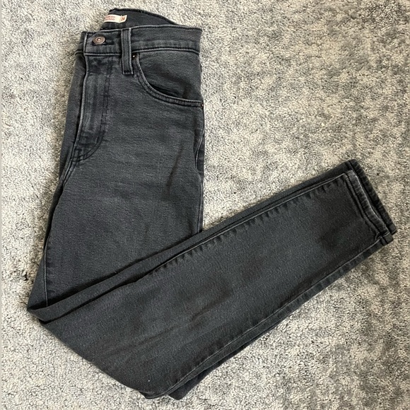 Levi’s High Waisted Mom Jeans EUC - Picture 3 of 5